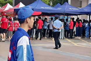 莱奥本场比赛数据：1助攻1关键传球2过人成功，评分8.0全场最高